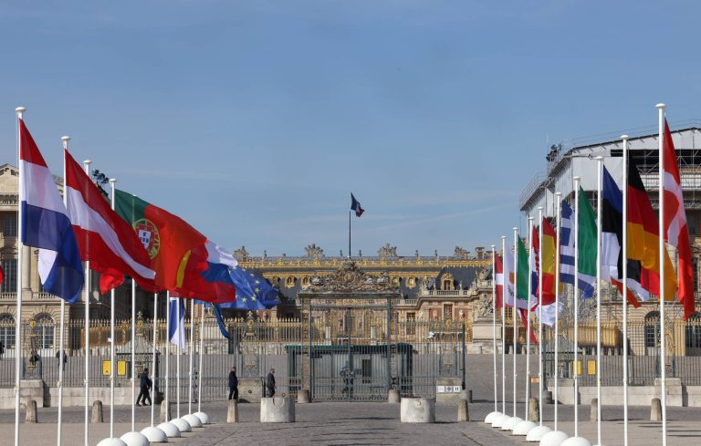 Париж анонсировал новые санкции против РФ после переговоров Макрона, Путина и Шольца