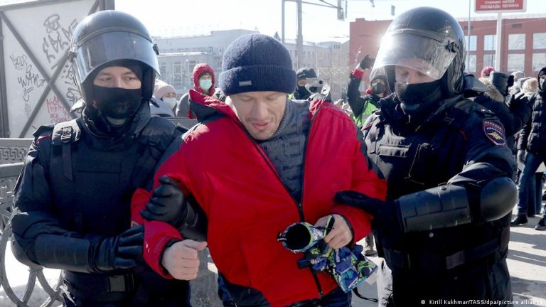 В городах России вновь прошли антивоенные акции