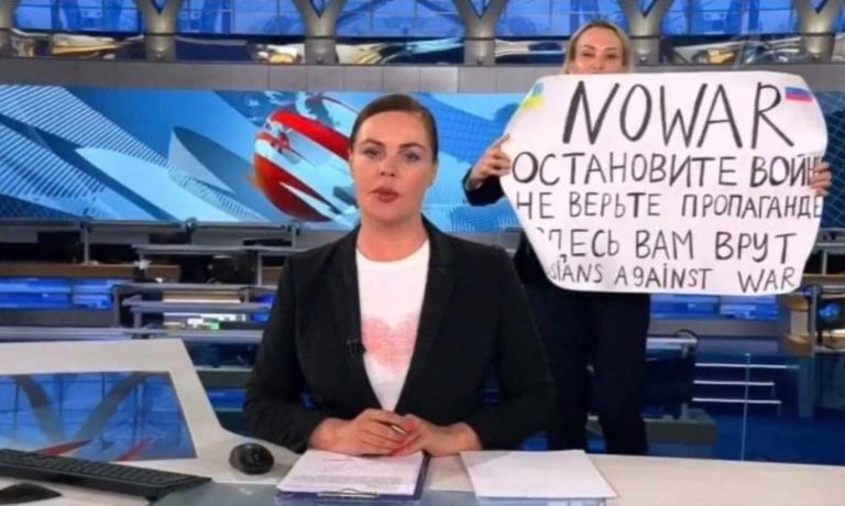 Сотрудницу Первого канала за антивоенный плакат во время программы «Время» оштрафовали