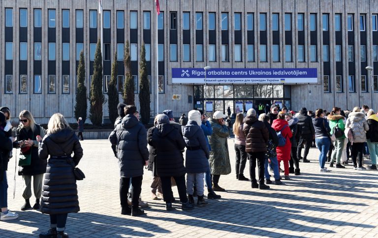 Украинские беженцы смогут трудоустраиваться без COVID-сертификатов