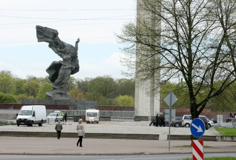 Территорию возле памятника советским воинам в Пардаугаве приведут в порядок