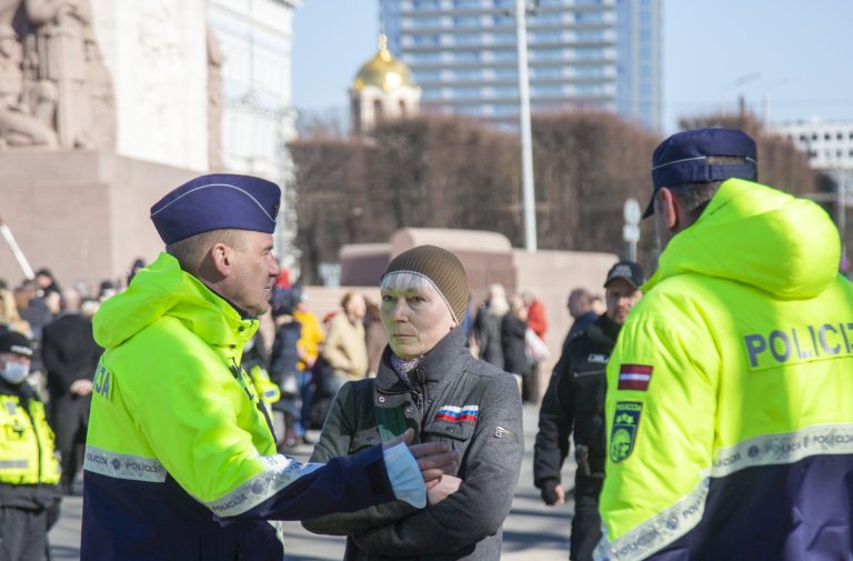 Задержанная у памятника Свободы женщина оштрафована на 350 евро. На нее заведено дело