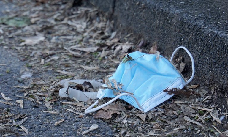 В Латвии выявлено 5 253 новых случая COVID, скончались 14 человек