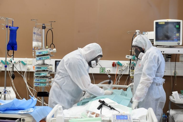 В Латвии сохраняется высокая смертность от COVID-19