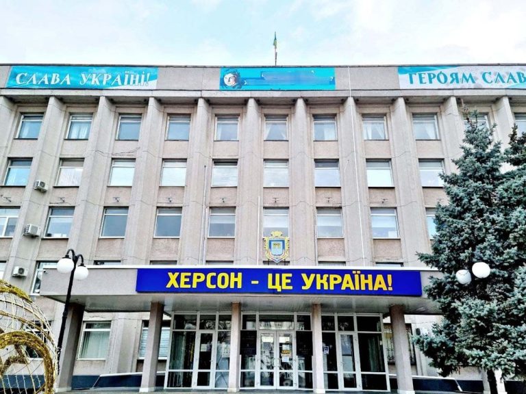 Мэр Херсона просит помощи в предотвращении гуманитарной катастрофы в городе