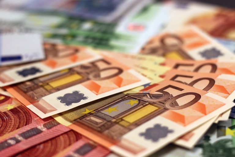 ЕС запретил проводить любые операции с банкнотами евро в России