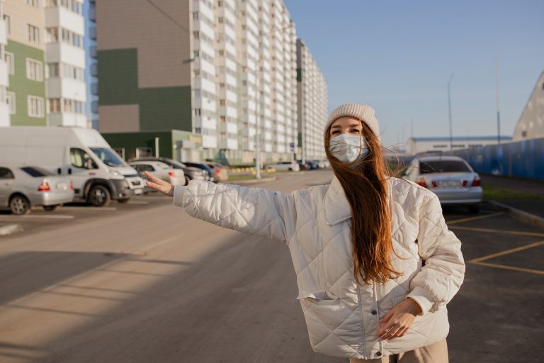 Количество новых случаев COVID-19 в Латвии уменьшилось на 30%