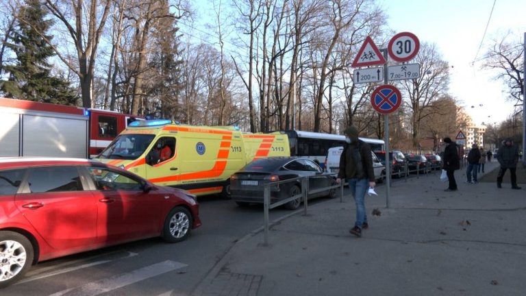 В Риге в автобус на большой скорости врезался Volkswagen. Пять человек пострадало