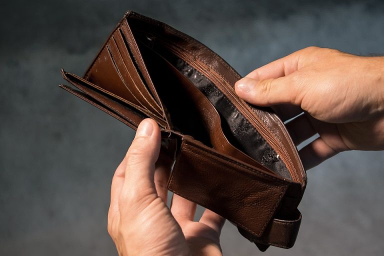 Сокращение зарплаты и потеря работы: у 21% семей в Латвии снизились доходы