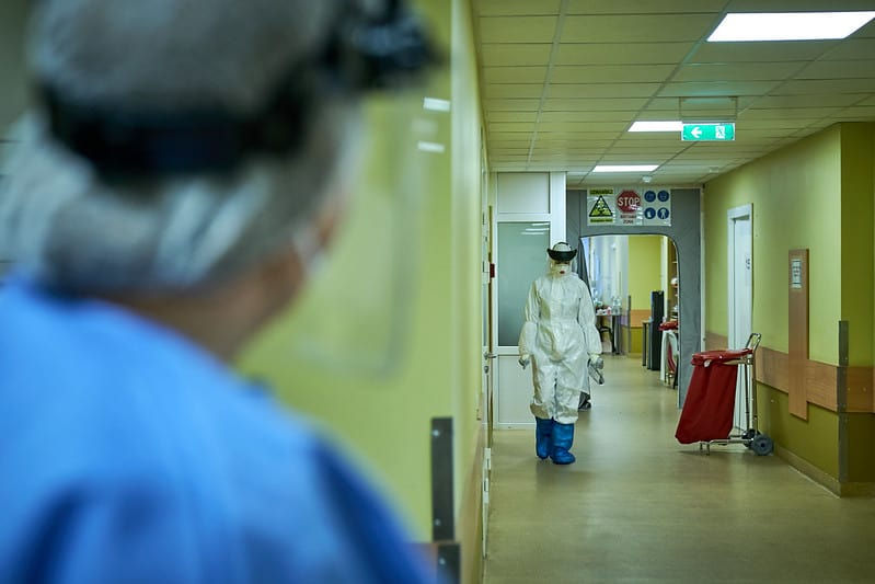 В Латвии выявлено 3 324 новых случая COVID, скончался 21 человек
