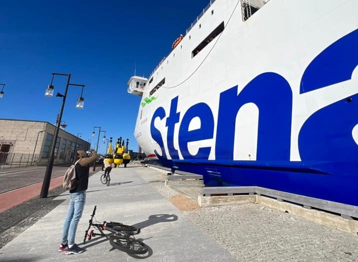 Ветер прибил к причалу в Вентспилсе паром Stena Baltica