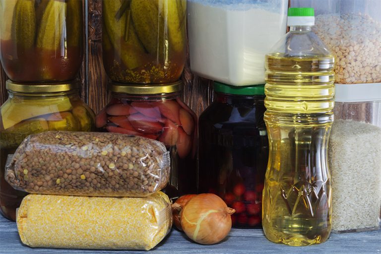 Часть населения Латвии запаслась продуктами на «черный день»