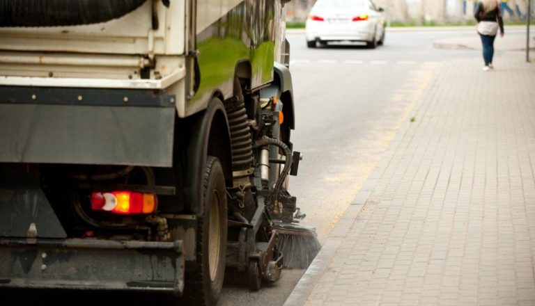В столице приводят в порядок улицы и тротуары после зимнего сезона