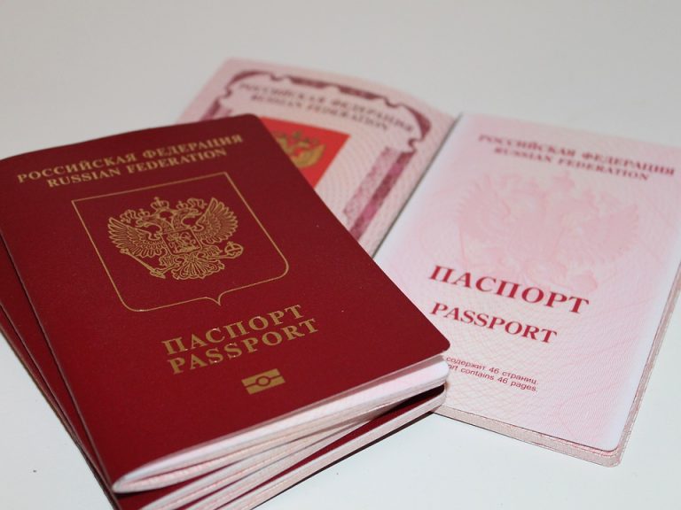 Еврокомиссия призывает лишить россиян под санкциями «золотых паспортов»