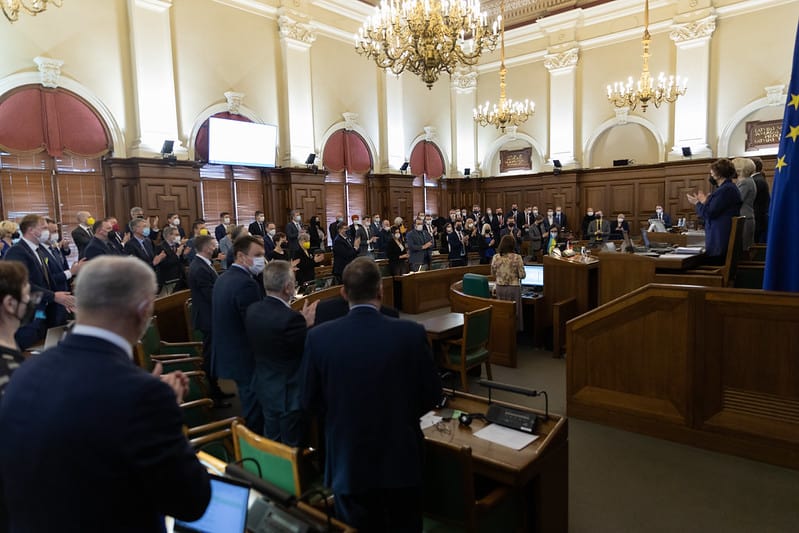 Сейм поддержал предоставление Украине статуса страны-кандидата в ЕС. Решение приветствовали аплодисментами