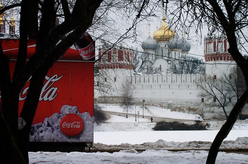 Coca-Cola продолжает работу в России. В Латвии звучат призывы к бойкоту «газировки»