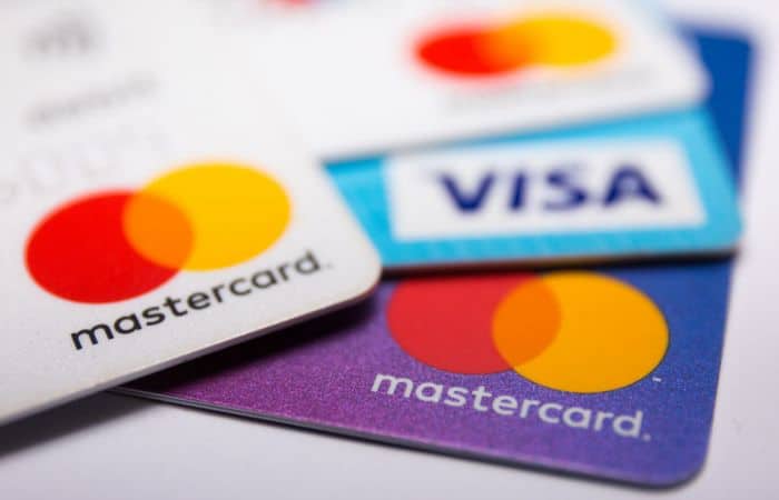 Компании Visa и Mastercard сообщили о приостановке оказания услуг на территории России.