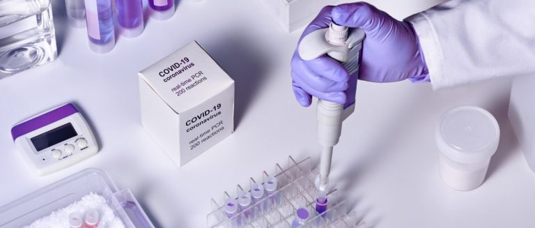 В Латвии выявлено 3992 новых случая COVID, скончались 3 человека