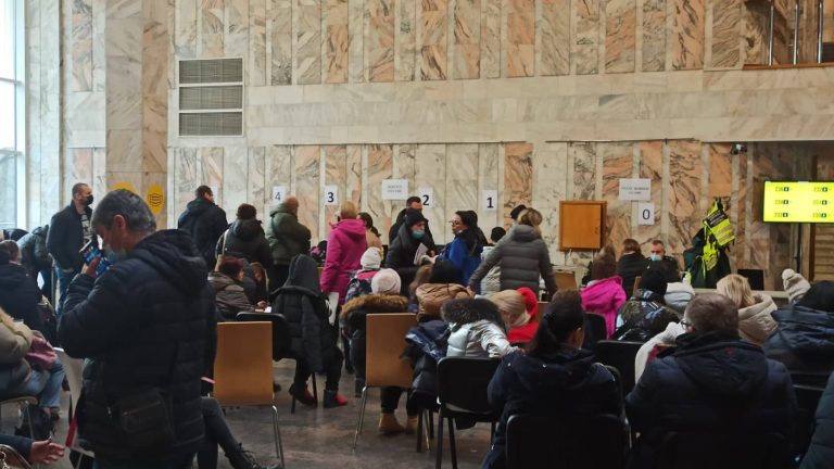 В центре поддержки беженцев с Украины в Риге многолюдно. Помощь смогли оказать не всем