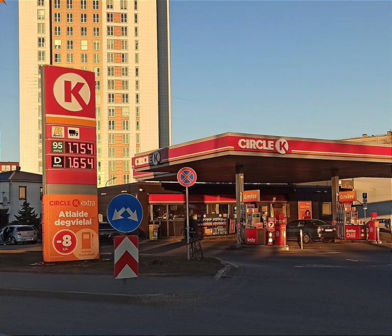 Латвийцы собрали 10 000 подписей за снижение акциза на топливо