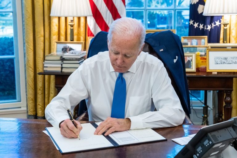 Байден запретил поставки российской сырой нефти в США