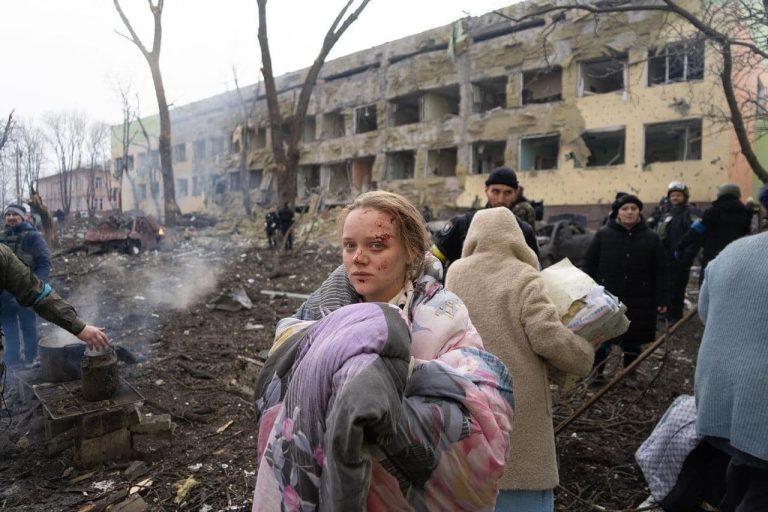 Обстрел роддома в Мариуполе, Россия отправила воевать срочников, Кариньш призвал «затягивать пояса» и другие новости дня
