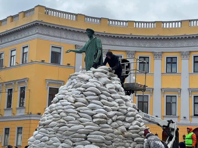 В Одессе памятники укрывают мешками с песком, в Киеве — симфонический концерт