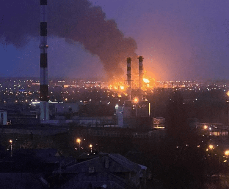 В результате обстрела возник пожар на нефтебазе в Белгороде