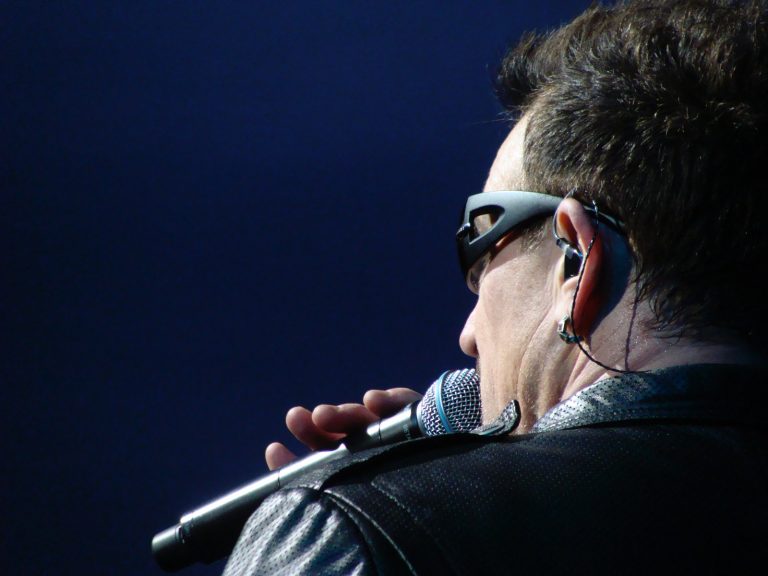 U2, сын Джона Леннона и Билли Айлиш написали песни, посвященные Украине