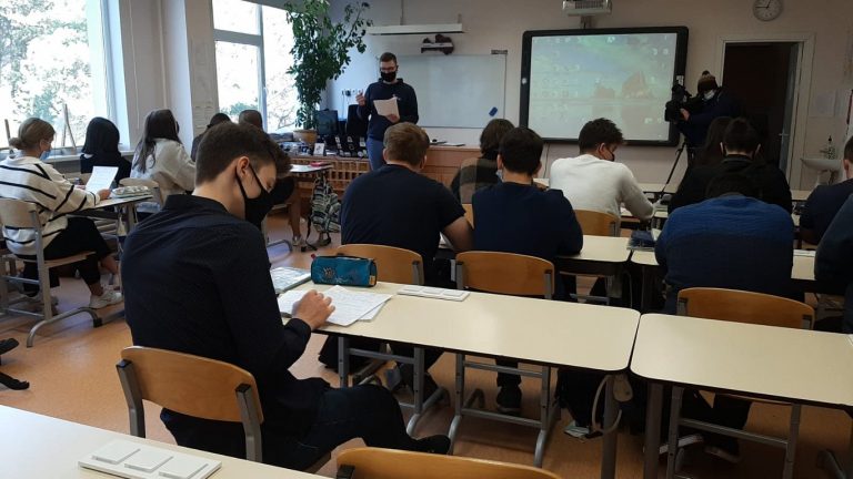 В школах дефицит тех, кто может говорить с детьми по-украински: профсоюз работников образования