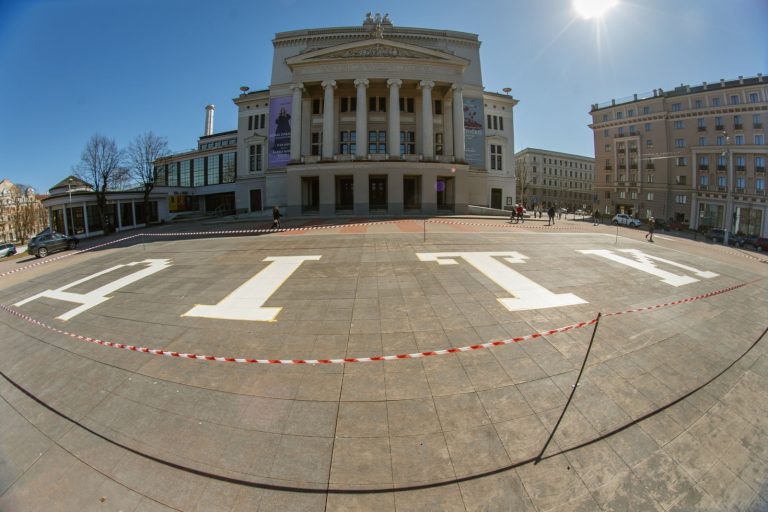 Перед зданием Латвийской оперы появилась надпись «Дети»