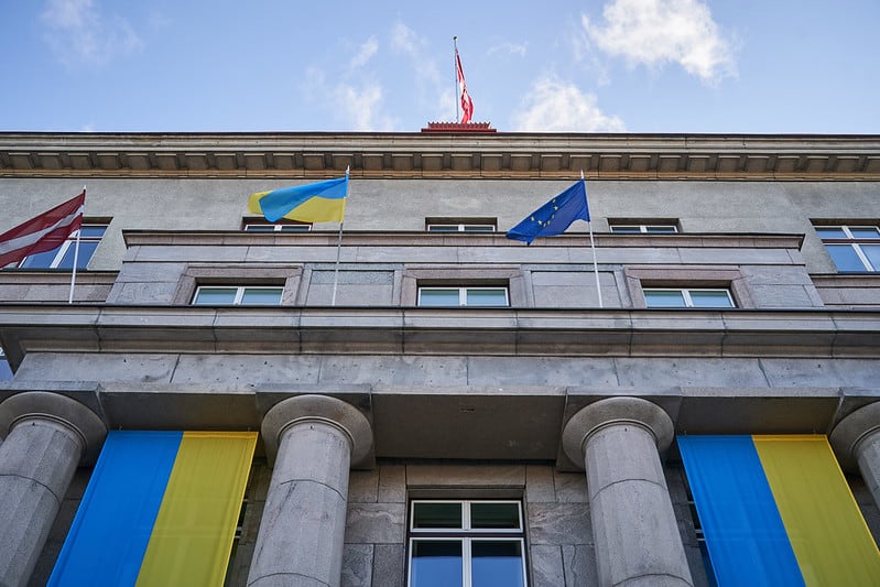 Задержан мужчина, повредивший украинский флаг на здании Кабинета министров