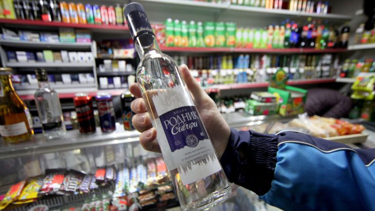 В российских магазинах начали скупать джин и лапшу