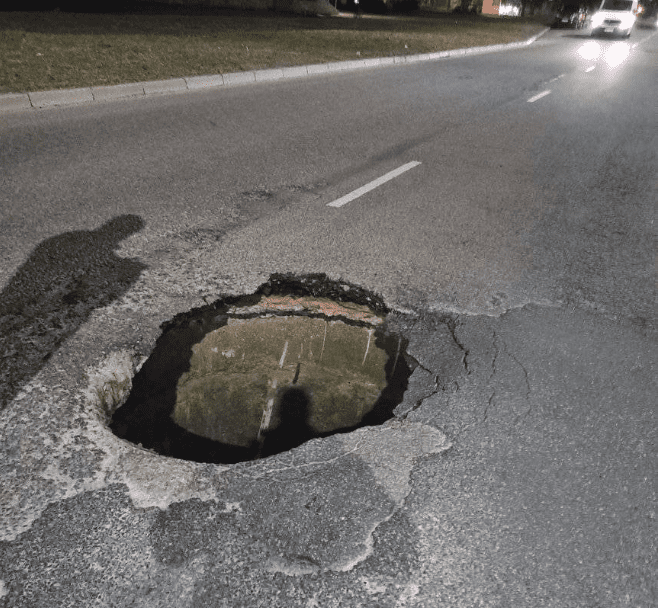 В Риге провалился асфальт. Водители и пешеходы, будьте осторожны!