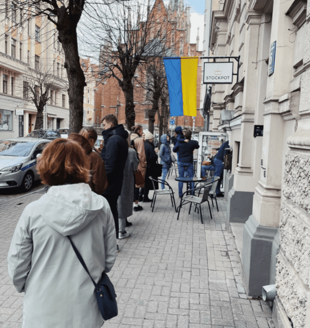 Латвийцы выстраиваются в очередь за украинским борщом. Ждать приходится до 1,5 часов