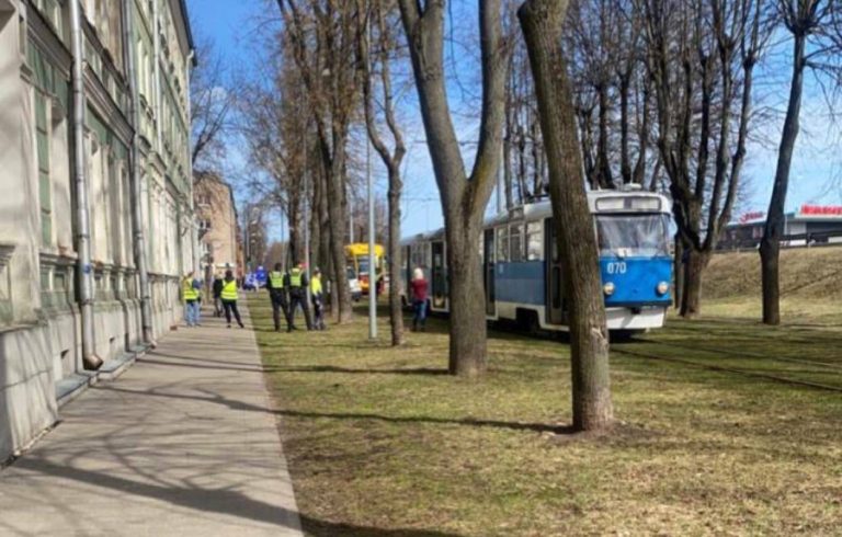 В Даугавпилсе 9-летнюю девочку зажало в дверях трамвая