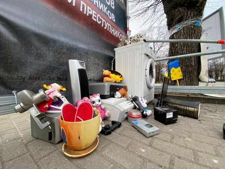Напротив посольства России в Риге проходит «антимародерская» акция