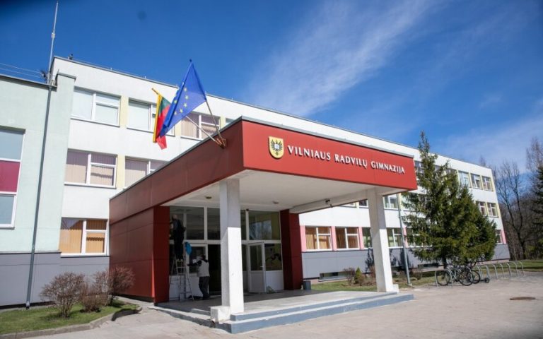 В Вильнюсскую гимназию пришел вооруженный ученик и открыл стрельбу