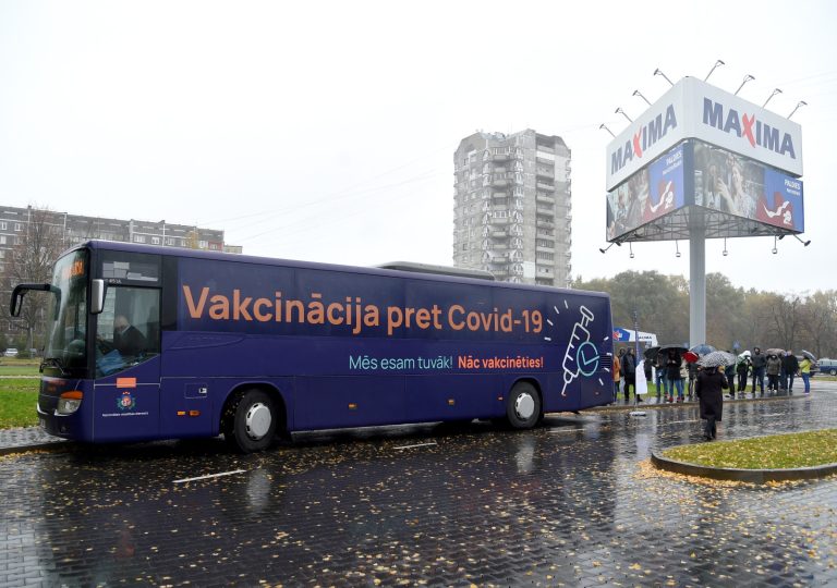 Врачам, проводящим выездную вакцинацию от COVID-19, планируют увеличить оплату труда