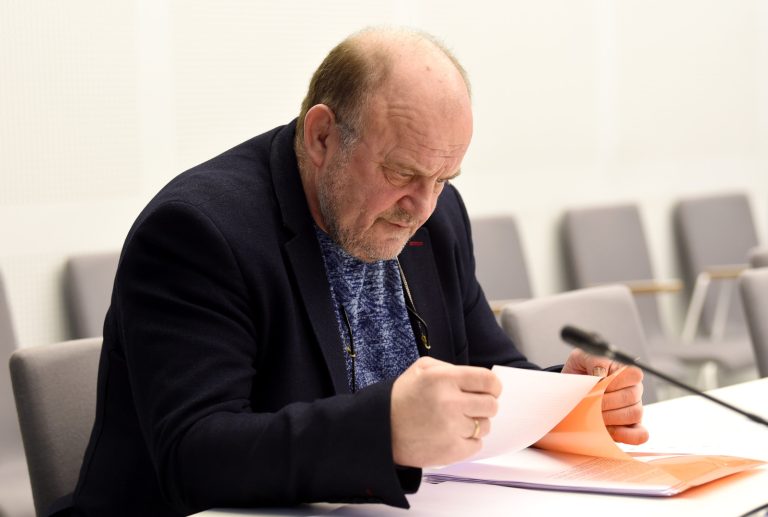 Суд приступает к рассмотрению дела Адамсонса