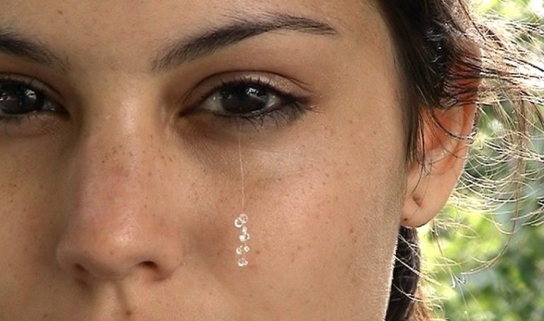 Линза с украшением и другие странноватые приспособления из индустрии моды и красоты