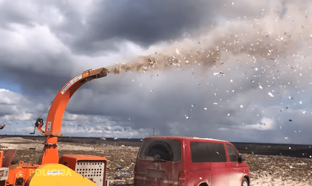 Сигареты на ветер: полиция показала процесс уничтожения контрабанды на 200 000 евро