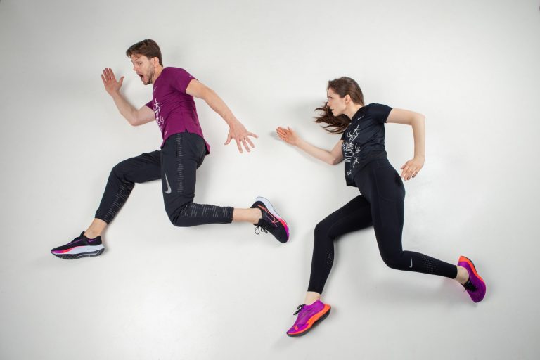 Скандально известный художник Бректе стал дизайнером сувенирной продукции Рижского марафона