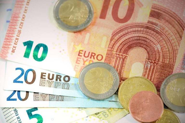 Минблаг допускает повышение минимальной зарплаты до 640 или до 700 евро