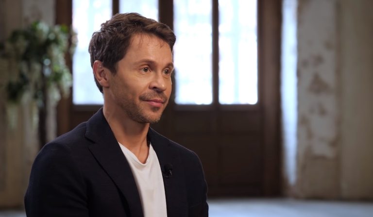 «Каждый для себя решает, как сейчас быть»: актер Деревянко о юморе в новых реалиях