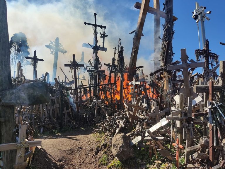 Под Шауляем сгорела часть Горы крестов