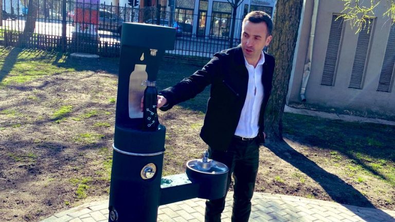 «За доступность бесплатной воды!»: Мэр Риги открыл кран рядом с детской площадкой в Верманском парке