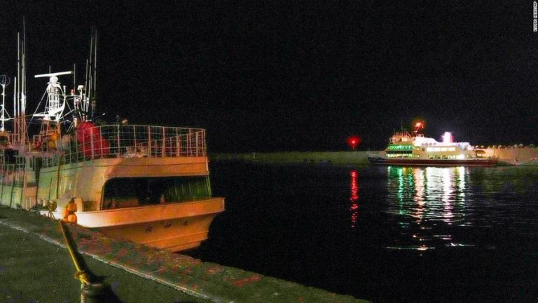 У берегов Японии пропало туристическое судно: на борту 26 человек
