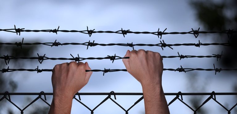 1500 евро за метр? Депутат возмущен стоимостью замены тюремного забора