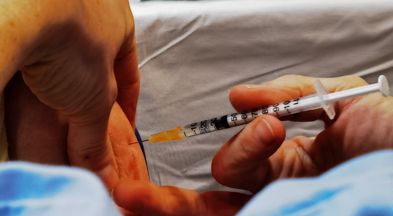 Суды отклонили все иски противников обязательной вакцинации против COVID